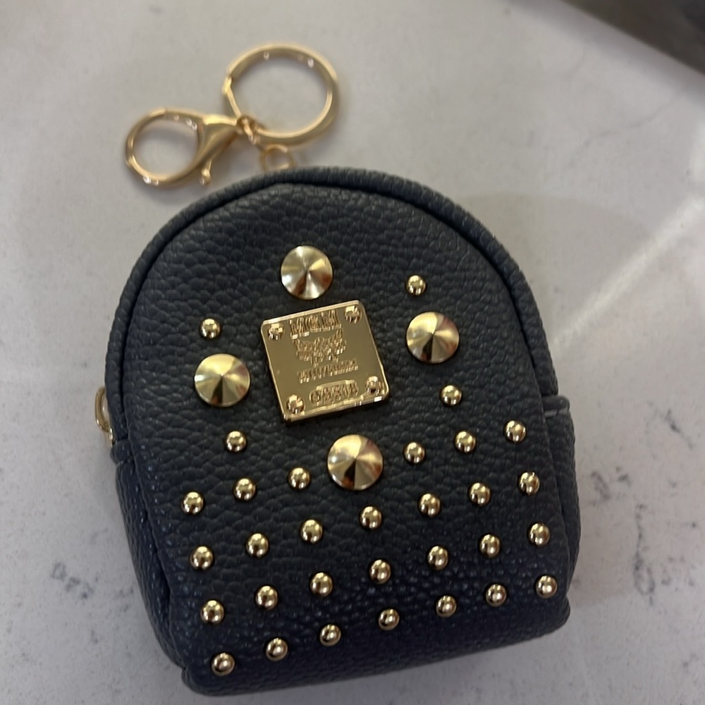 Fashion key chain holder / coin pouch - gray with gold hardware. NWOT - Picture 4 of 10